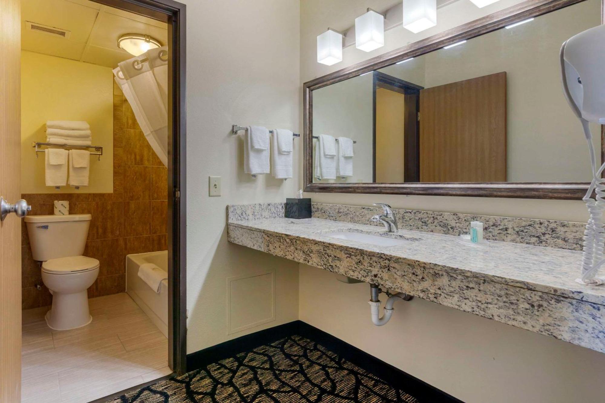 Quality Inn Oshkosh Exterior photo